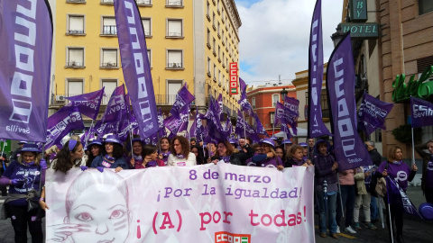 Cabecera de la primera manifestación feminista convocada por CCOO. Plaza del Duque, Sevilla.- RAÚL BOCANEGRA