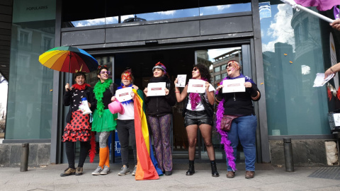 Un grupo de feministas ante la puerta de la sede del PP en Madrid.- FERMÍN GRODIRA