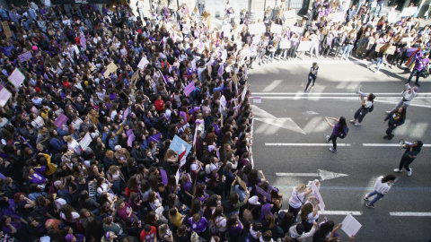 La movilización feminista a su por el centro de Barcelona.- JOEL KASHILA