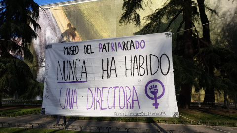 Una de las pancartas que se ha podido ver esta jornada de reivindicación feminista frente al Museo del Prado.- FERMÍN GRODIRA