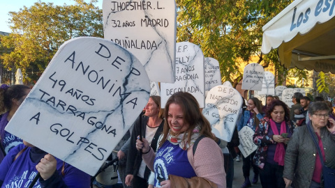 Manifestantes portan lápidas en recuerdo a las mujeres asesinadas por la violencia machista. Raúl Bocanegra