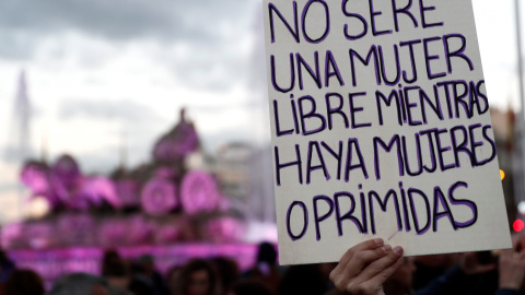 Una mujer muestra una pancarta durante la marcha feminista de Madrid, celebrada este viernes con motivo del Día de la Mujer, bajo el lema "Somos imparables, ¡feministas siempre!". EFE/Mariscal