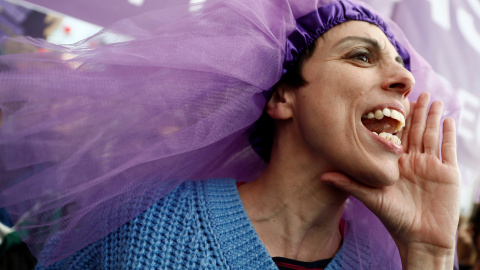 Una de las participantes en la marcha feminista de Madrid celebrada con motivo del Día de la Mujer bajo el lema "Somos imparables, ¡feministas siempre!". EFE/ Mariscal