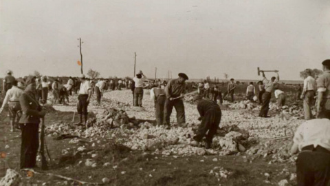 Prisioneros del campo de concentración de San Pedro de Cardeña (Burgos) trabajando en la construcción de una carretera cercana.- BIBLIOTECA NACIONAL DE ESPAÑA