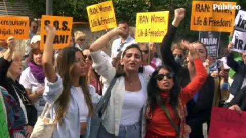 Mujeres feministas reclaman apoyo internacional ante la embajada iraní: "No hay día que en Irán no se asesine"