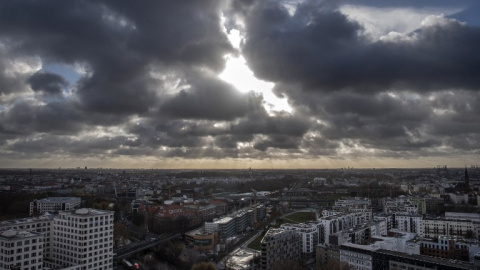 Vista de Berlín con los edificios residenciales Gleisdreieck de nueva construcción en el centro de la imagen. AFP/John Madougall