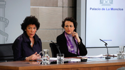 La portavoz del Gobierno, Isabel Celaá, y la ministra de Trabajo, Magdalena Valerio (d), durante una rueda de prensa celebrada tras la reunión del Consejo de ministros, en el palacio de La Moncloa en Madrid. EFE/ Zipi