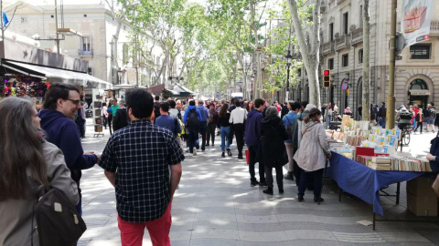 Una imatge de les Rambles de Barcelona durant aquest Sant Jordi de 2019. ADRIÁN CRESPO