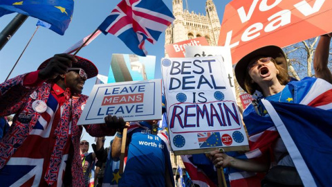 Un hombre a favor del ''brexit'' y una mujer en contra se manifiestan en el exterior del palacio de Westminster, Londres. - EFE