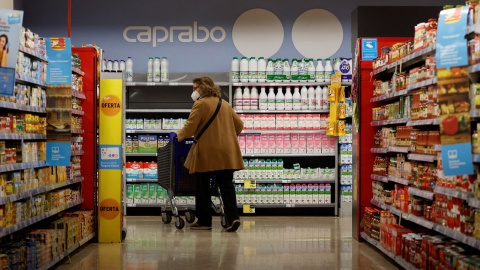 Una mujer con su carro de la compra en un supermercado en Barcelona.  REUTERS