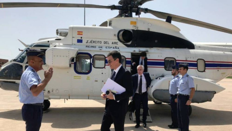 El presidente del Gobierno, Pedro Sánchez, tras bajar del Super Puma del Ejército del Aire.- MONCLOA