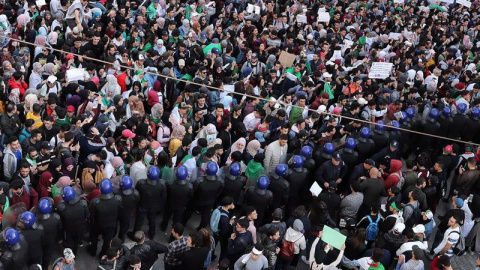 Estudiantes argelinos protestan contra la decisión del presidente del país, Abdelaziz Buteflika, de optar a un quinto mandato pese a su enfermedad.- EFE/ Mohamed Messara