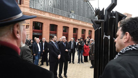 El ministro de Fomento, José Luis Ábalos,c-d., acompañado por el presidente de Renfe, Isaías Táboas, durante el acto celebrado hoy en la estación de Atocha o en memoria de los ferroviarios afectados por los procesos de depuración del Franquismo. EF