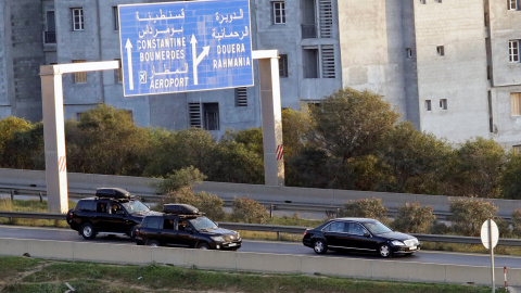 El convoy oficial del presidente argelino, Abdelaziz Buteflika, tras regresar del hospital suizo donde ha estado ingresado 15 días.- REUTERS/Ramzi Boudina