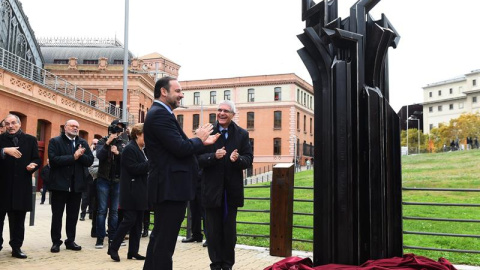 l ministro de Fomento, José Luis Ábalos,iz., acompañado por el presidente de Renfe, Isaías Táboas,d., durante el descubrimiento de una placa conmemorativa el acto celebrado hoy en la estación de Atocha o en memoria de los ferroviarios afectados por 