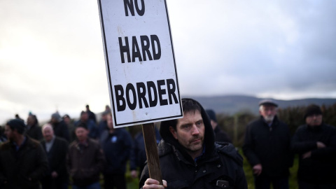 Un hombre sostiene una pancarta contra el brexit en la localidad de Carrickcarnan, Irlanda.- REUTERS/Clodagh Kilcoyne