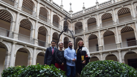 Los tres premiados junto a Julia Pérez Correa (derecha), la presidenta de la Asociación de Mujeres Progresistas de Alcalá | Sara Fernández de la Peña