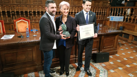 Los premiados posando en el paraninfo de la UAH después de recibir el Premio Francisco de Pedraza | Guillermo Martínez