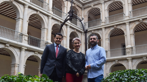 Los galardonados con el premio posando en el Patio de Santo Tomás de Villanueva del rectorado de la Universidad de Alcalá. De izquierda a derecha, José Carlos Beltrán (gerente de la universidad que ha recibido el diploma de reconocimiento), Nora Boter