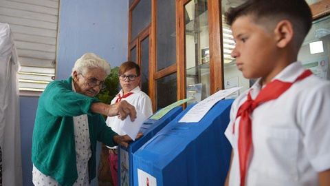 Una anciana vota en las elecciones parlamentarias de Cuba, en La Habana.- AFP/ARCHIVO