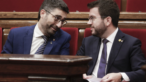 El presidente de la Generaliat, Pere Aragonès, conversa con el hasta ahora vicepresidente del Govern y conseller de Políticas Digitales, Jordi Puigneró, durante el debate de política general celebrado el 27 de septiembre de 2022.