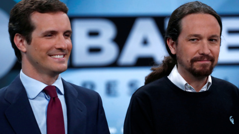 Los líderes del del PP, Pablo Casado (i), y de Unidas Podemos, Pablo Iglesias antes del inicio del segundo debate electoral a cuatro en la sede de Atresmedia, en Madrid. REUTERS/Juan Medina