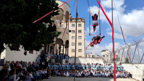 Un par de acróbatas realizando un número durante el FestiClown en Palestina.