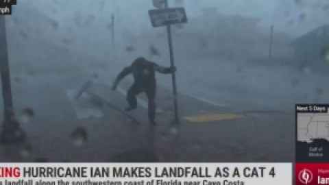 Ráfaga de críticas al desorbitado vídeo de un meteorólogo que cubre el huracán Ian: "Qué locura que los medios sigan permitiendo esto"