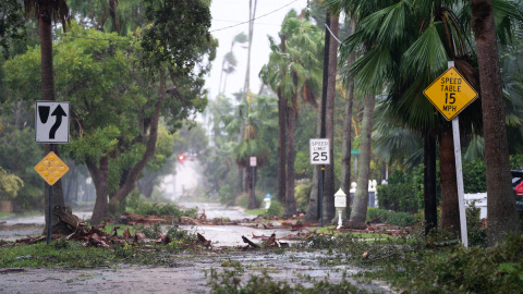 Escombros tras el paso del huracán Ian en una calle de la localidad de Sarasota, Florida, a 28 de septiembre de 2022.