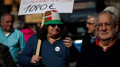 Pensionistas y jubilados vascos han vuelto a manifestarse este lunes en San Sebastián en demanda de pensiones "dignas", de 1.080 euros al mes como mínimo. - EFE