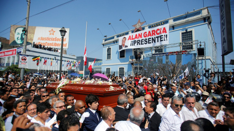 19/04/2019 - Amigos y familiares del expresidente de Perú Alan García trasladan el féretro con sus restos en Lima. / REUTERS - JANINE COSTA