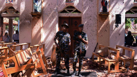 21/04/2019 - Militares de Sri Lanka montan guardia dentro de una iglesia tras la explosión en Negombo, en Sri Lanka | REUTERS