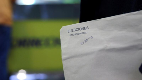 Un sobre para votar por correo. EFE/Carlos Pérez