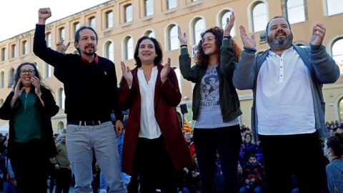 Pablo Iglesias, junto a Ada Colau y otros candidatos este miércoles en Barcelona. EFE/Toni Albir