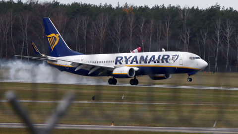 Un aparato de la aerolínea de bajo coste irlandesa Ryanair aterriza en el aeropuerto polaco de Modlin, cerca de Varsovia. REUTERS/Kacper Pempel