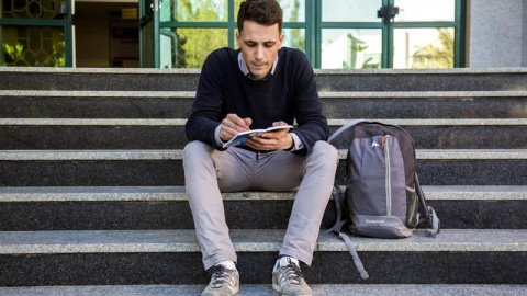 El italiano Riccardo Corradini, de 25 años, se ha convertido en el primer estudiante del mundo que hace la beca Erasmus en la Franja de Gaza palestina. - EFE/Mohamed Ibrahim