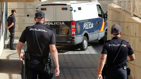 Imagen de archivo de un furgón policial durante un suceso | EFE