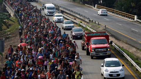 18/04/2019 - Migrantes centroamericanos caminan durante su viaje hacia los EEUU, en Villa Comaltitlán, México, el 18 de abril de 2019 | REUTERS/ Jose Cabezas