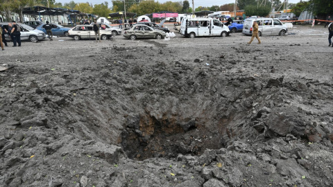 Un cráter provocado por un ataque con misiles rusos en Zaporiyia, Ucrania, 30 de septiembre de 2022