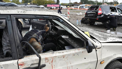 Un hombre fallecido en un vehículo tras el ataque a un convoy humanitario en Zaporiyia, Ucrania, 30 de septiembre de 2022