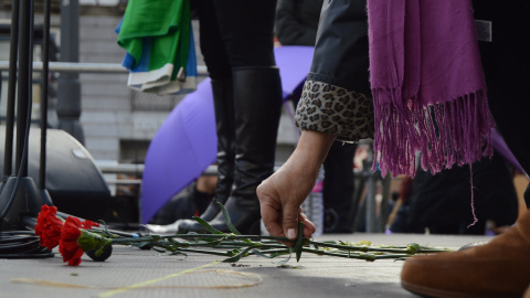 Al final de la manifestación en Madrid, mujeres han hablado por las asesinadas por violencia machista, dejando rosas sobre el escenario - Arancha Ríos