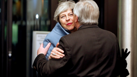 La primera ministra británica, Theresa May, saluda al presidente de la Comisión Europea, Jean-Claude Juncker , a su llegada a Estrasburgo. - REUTERS