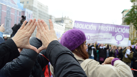 Una mujer realiza el símbolo feminista en mitad de la manifestación en Madrid - Arancha Ríos