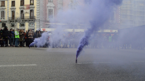 Una mujer sostiene una bengala en el momento que la manifestación llegaba a Gran Vía - Arancha Ríos