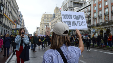 Una de las participantes se hace una foto con su pancarta en mitad de la manifestación, en el centro de la capital - Arancha Ríos