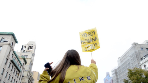 Una joven subida a los hombros de una persona con pancarta en la que se lee "Yo soy humana, ¿y tu?" - Arancha Ríos