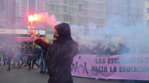 Una mujer sostiene una bengala en el momento que la manifestación llegaba a Gran Vía - Arancha Ríos