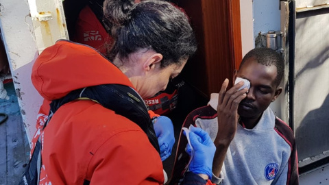 El equipo médico de Proactiva Open Arms atiende a los migrantes rescatados por el peSquero español tras ser abandonados por los guardacostas libios.- PROACTIVA OPEN ARMS