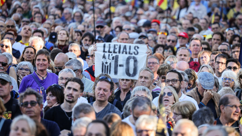 Una pancarta reivindicativa de l'1-O durant la concentració a l'Arc del Triomf organitzat per les entitats independentistes.