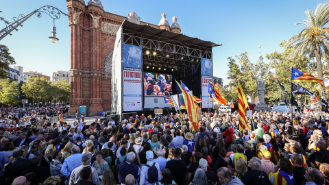 Escenari a l'Arc del Triomf durant la concentració per commemorar el cinquè aniversari de l'1-O a l'Arc de Triomf.